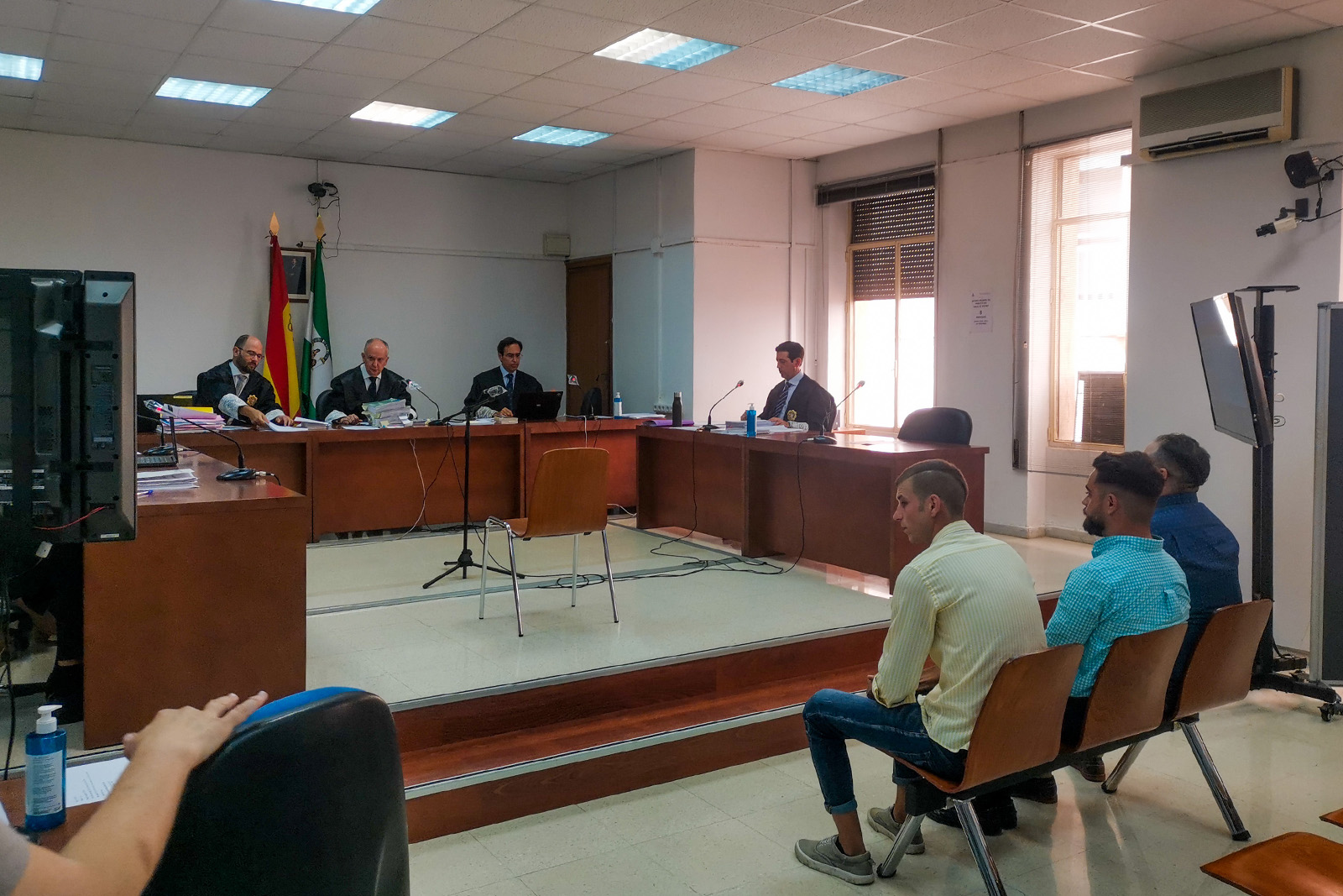 Trial with three defendants, El Sangre on left, arrested in Antas, Spain. Photograph courtesy of Diario de Almería