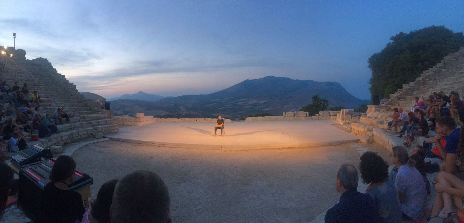 Hakawiti storyteller Yousif Latif Jaralla mid-performance