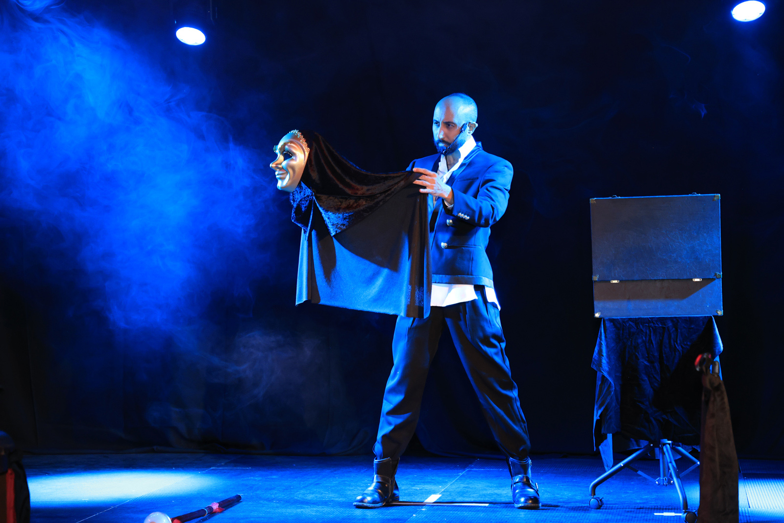 Saudi Arabian illusionist Mumdo performing on stage.