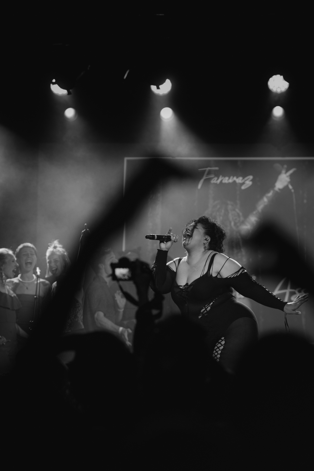 Faravaz Farvardin performing live during her Azadi album release event at Berlin music venue SO36 in May 2025.