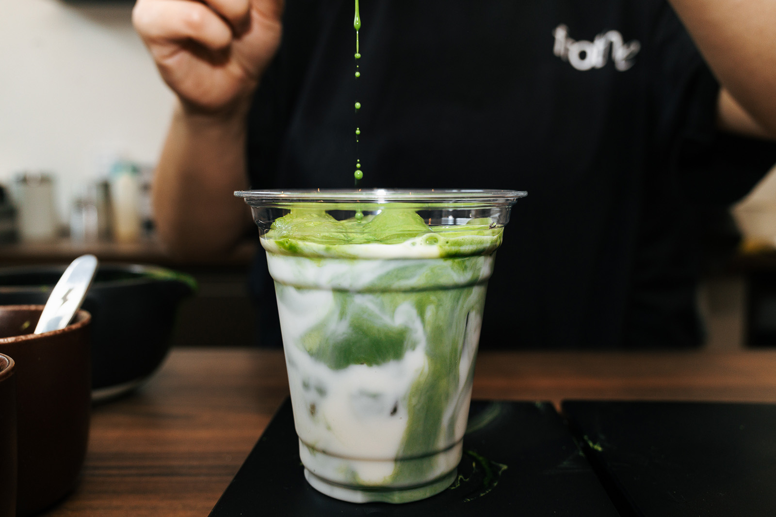 Hanife pouring the matcha at Frothee.