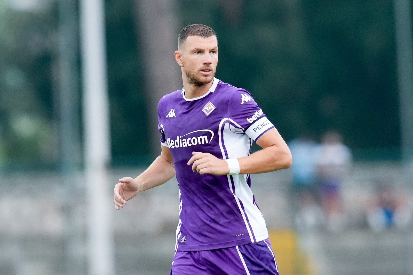 Edin Džeko playing for Fiorentina during a pre-season friendly in July 2025.