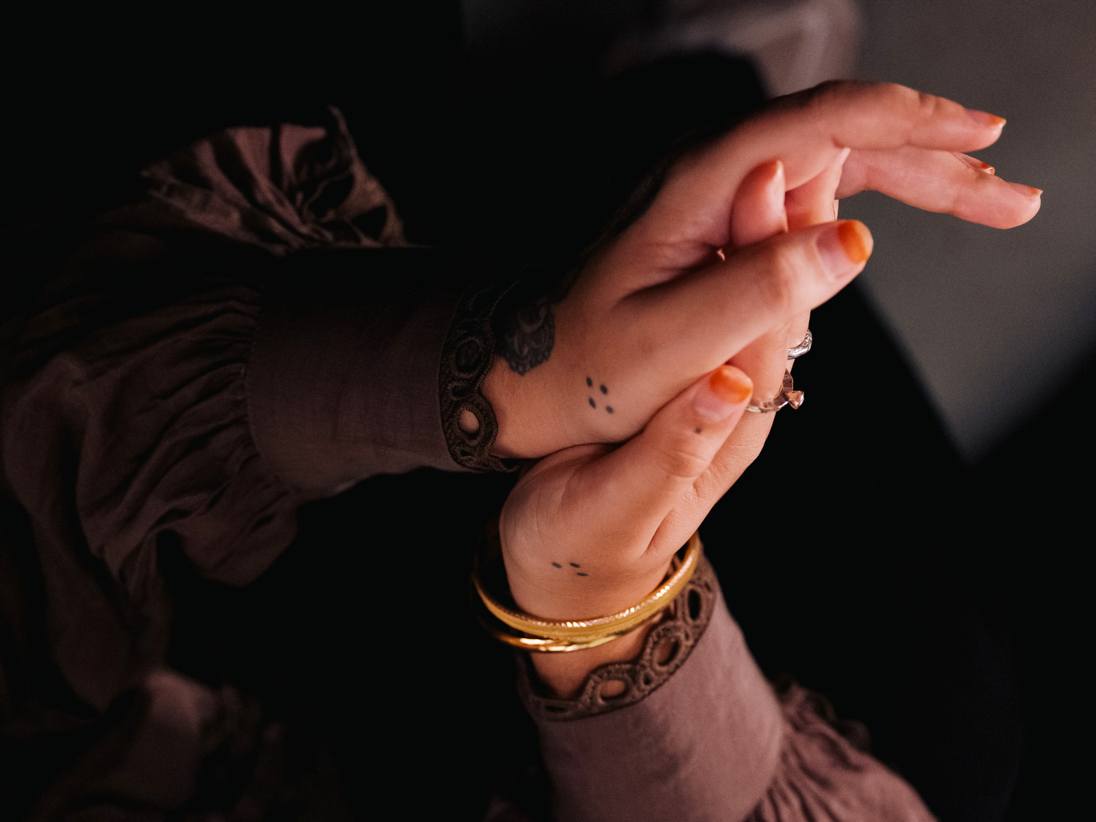 The hands of tattoo artist Elu. 