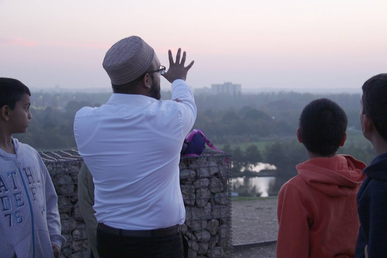 New Crescent Society director Imad Ahmed (second from left) teaching children how to locate the moon.
