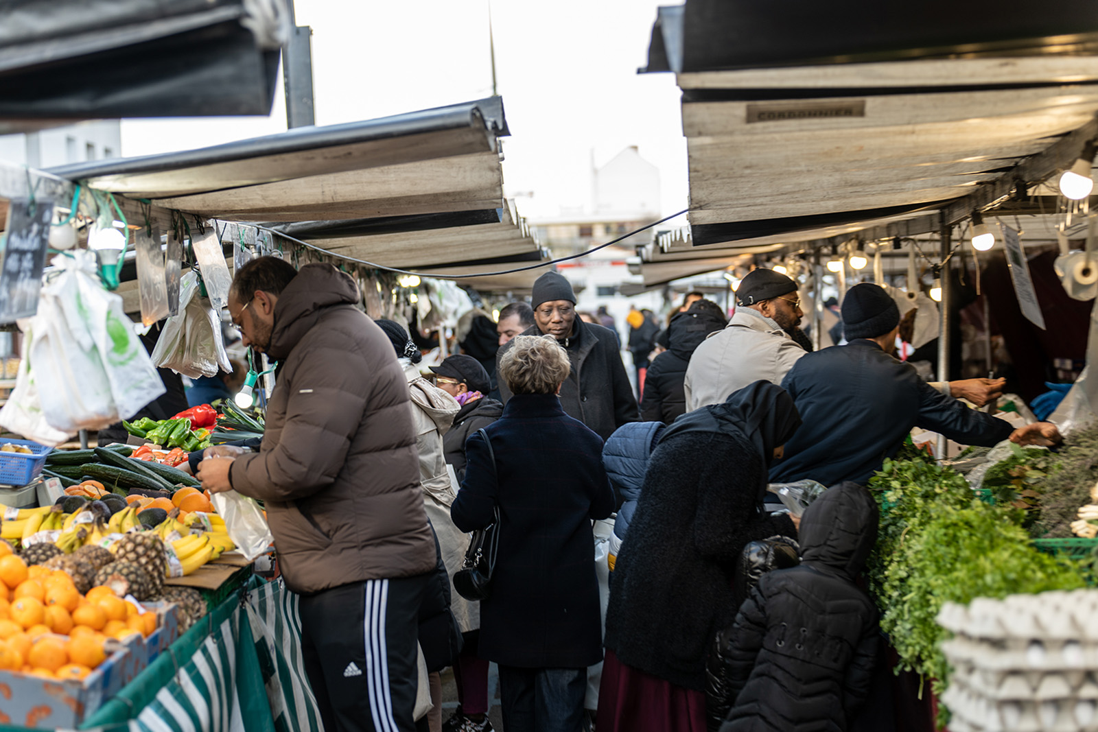 A photograph of a street market in Champigny-Sur-Marne