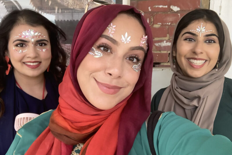 A head and shoulders group portrait photograph of Bint Bash founders (from left to right) Toobah Kazmi, Maryam Al-Mahtot and Bia Kazmi