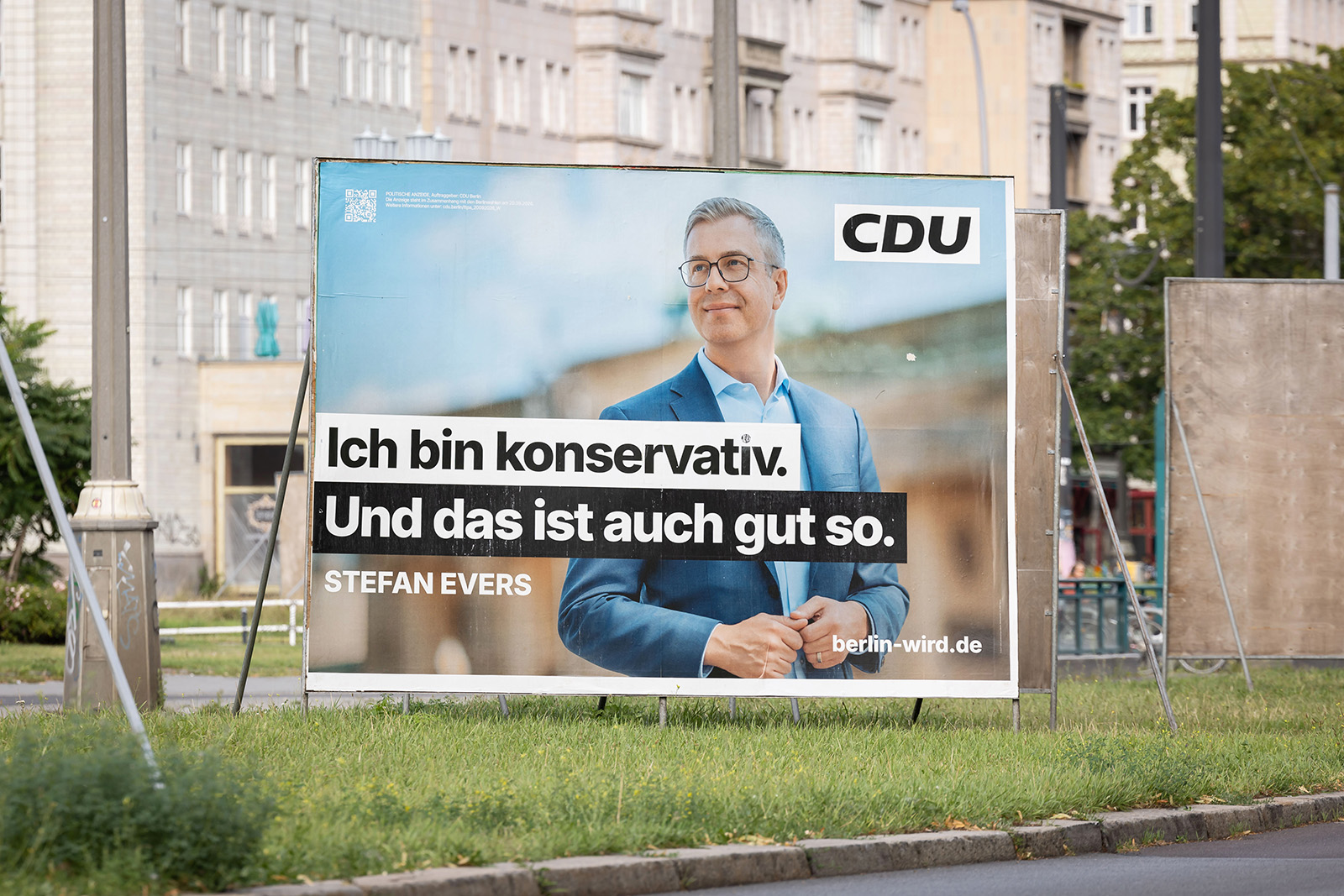 A photograph of a Berlin state election campaign poster for CDU Berlin leader Stefan Evers, with the slogan 'Ich bin konservativ. Und das ist auch gut so.' (I’m conservative. And that’s a good thing.')